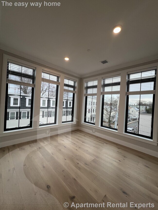 Building Photo - 157 Everett St