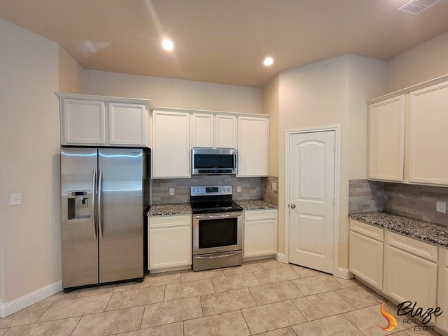 Building Photo - PRE LEASING 3 Bed 2 Bath Heritage Hills Beauty