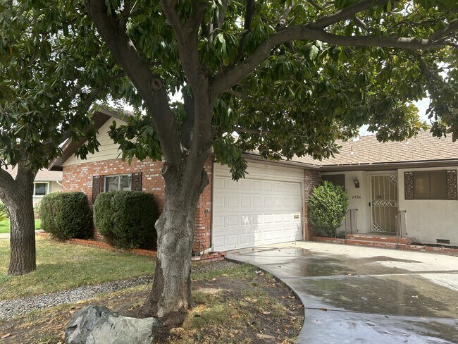 Building Photo - 1726 Idylwood Ct