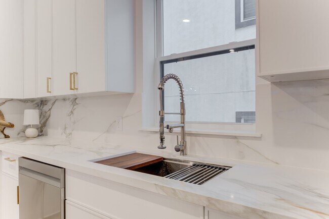 Building Photo - 1216 W 23rd St