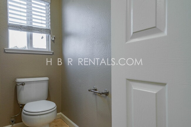Building Photo - Bright Craftsman-Style 4 Bedroom Home in Q...