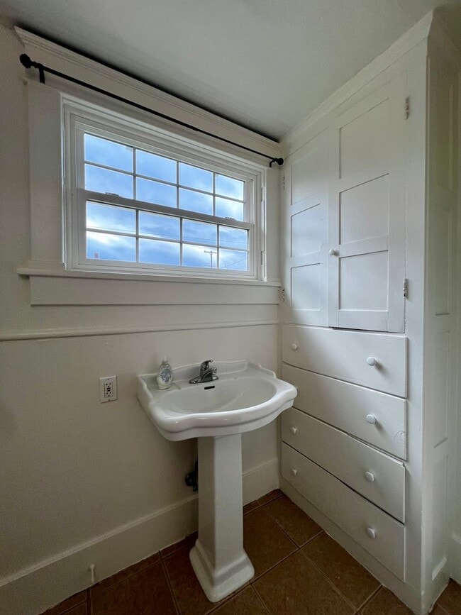 Building Photo - Non refundable and security deposit total:...