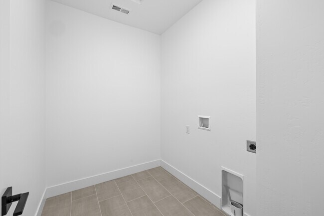 Building Photo - 111 Golf View Dr