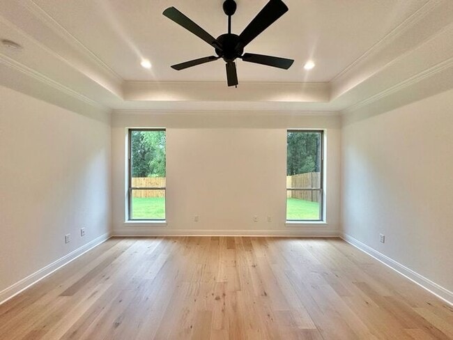Building Photo - Available Now! Luxurious 3 Bedroom 2 Bath ...