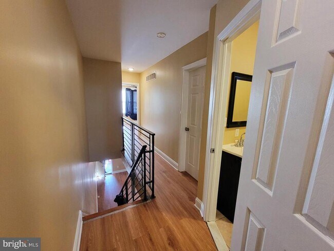 Building Photo - 923 E Schiller St