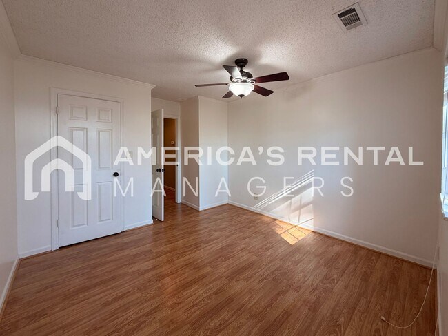 Building Photo - Inverness Area Living: Utilities Included plus Pool Access