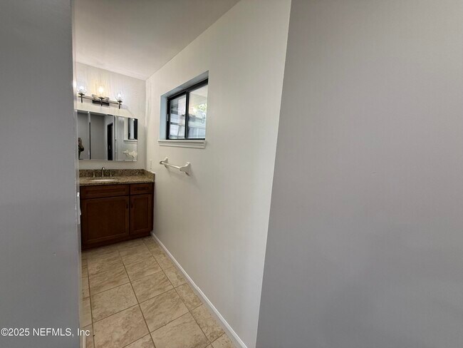 Building Photo - 10511 Tanglewilde Dr W