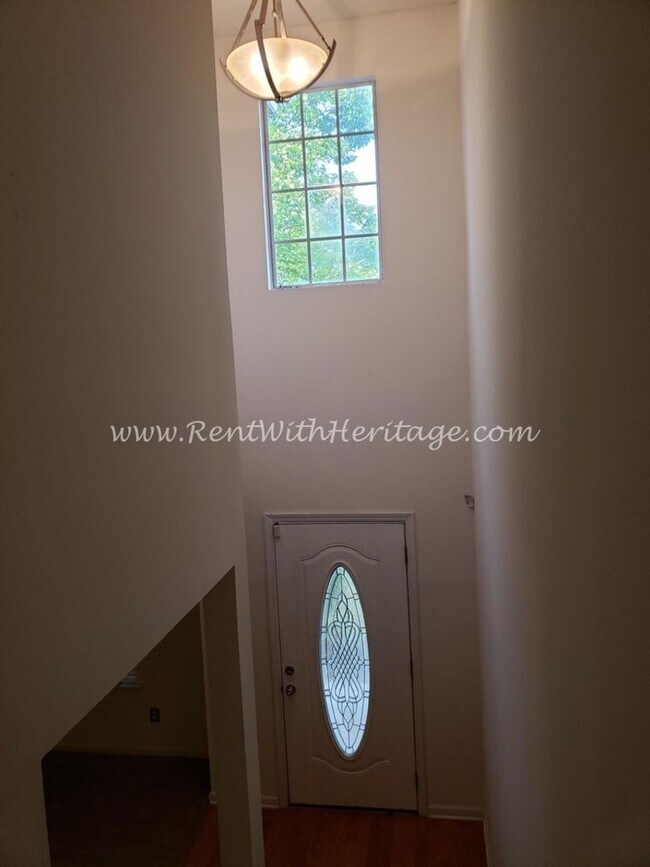 Building Photo - Gorgeous Brick Home with Golf Course / Lake View in Popular Mirror Lake Golf/ Swim / Tennis Subdi...