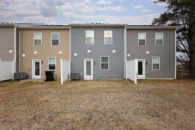 Building Photo - 128 JULIE Ln