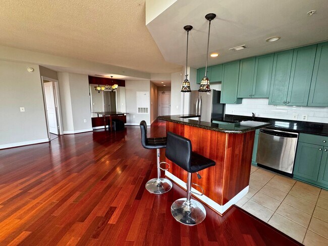 Building Photo - Luxury Fully Furnished 2BR/2BA Corner Cond...