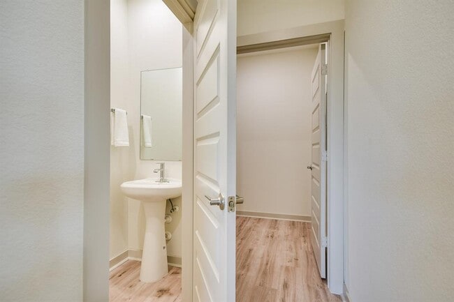 Building Photo - 7400 Daves Landing Dr