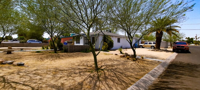 Building Photo - 1804 W Roma Ave