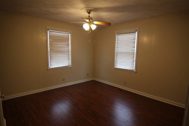 Building Photo - 3 Bedroom Home For Rent Near Downtown Clar...