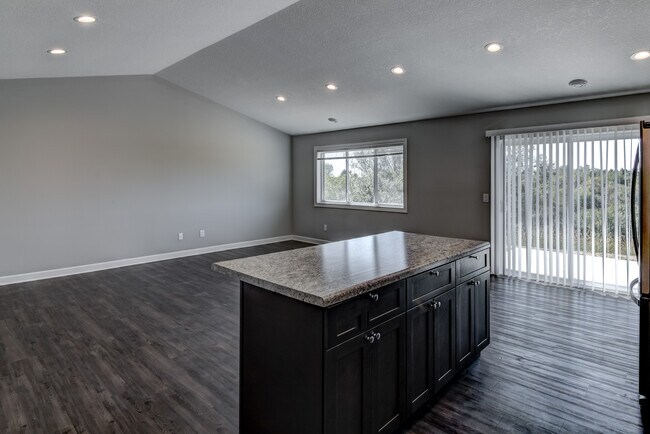 Building Photo - 600 W 9th St