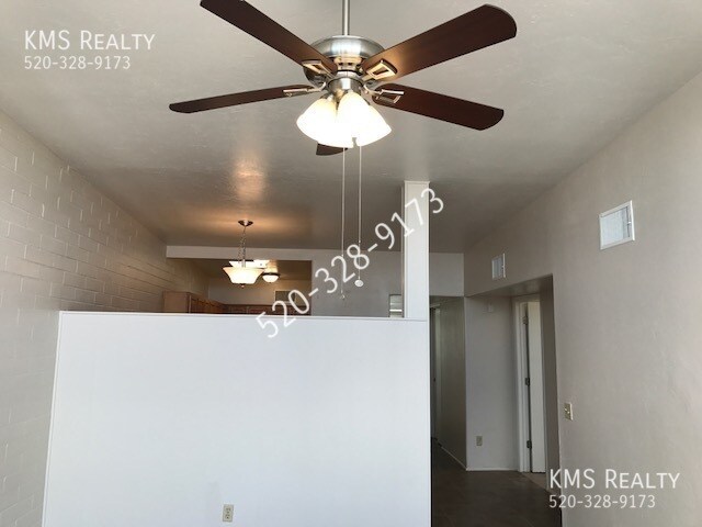 Building Photo - 4 bedroom 2 baths Town house - Drexel Road...