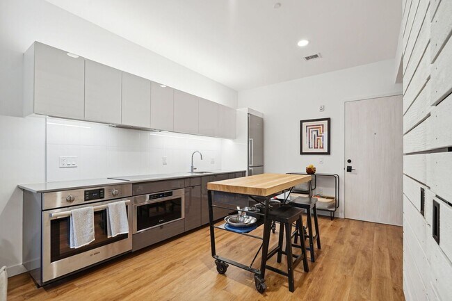 Building Photo - Modern Condo Living in Shaw
