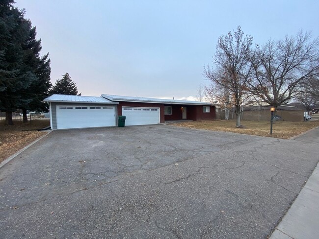Building Photo - Gorgeous Fully Remodeled 3 Bed 1.5 baths a...