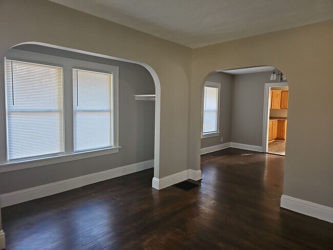 Building Photo - **$1000 Deposit Special** 4539 Mayhew Ave ...