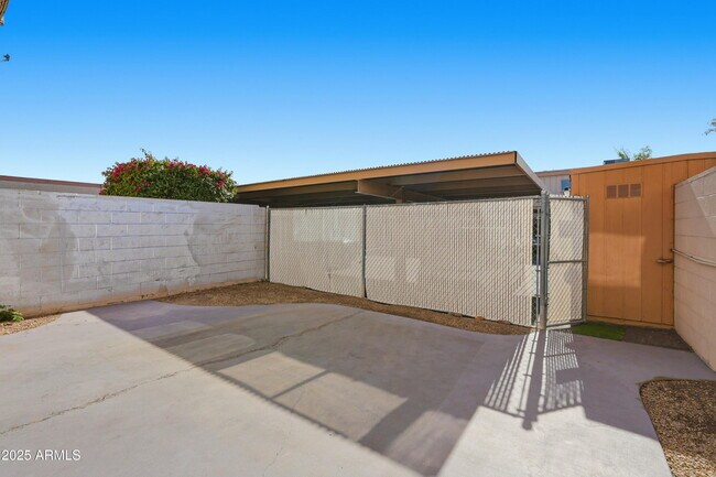 Building Photo - 1628 E Logan Dr