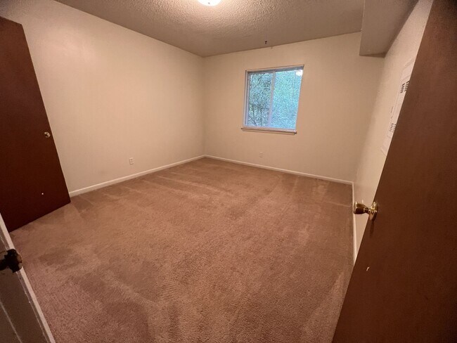 Building Photo - 1 Bedroom 1 Bath Balcony Apartment Available