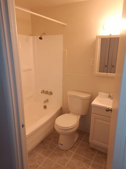 Building Photo - 5821 Stieren Dr