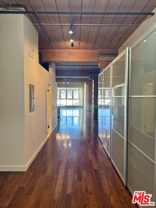 Building Photo - 530 S Hewitt St