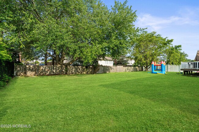 Building Photo - 14 Darien Dr