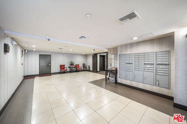 Building Photo - 848 Irolo St