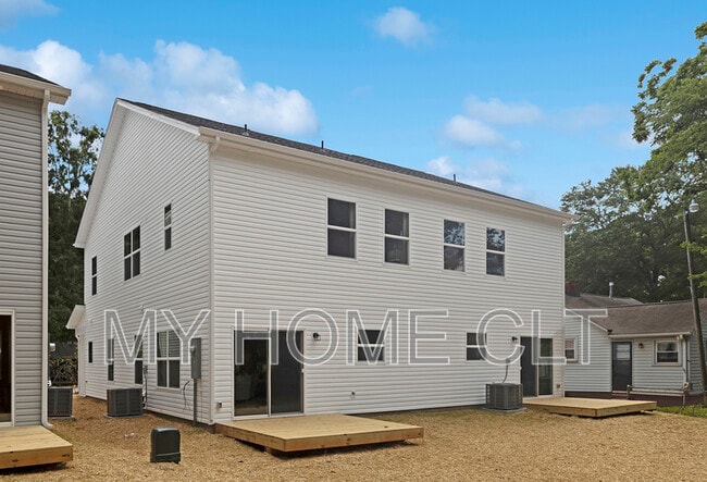 Building Photo - 2318 Rebecca Ave