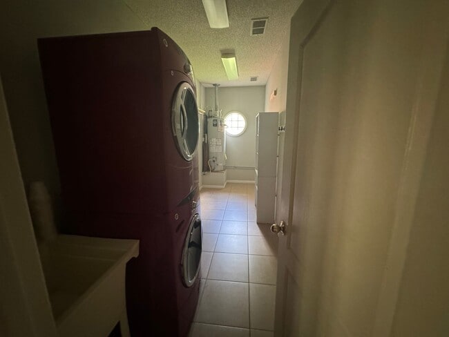 Building Photo - Gorgeous 4 bedroom 4.5 bathroom home in Ki...