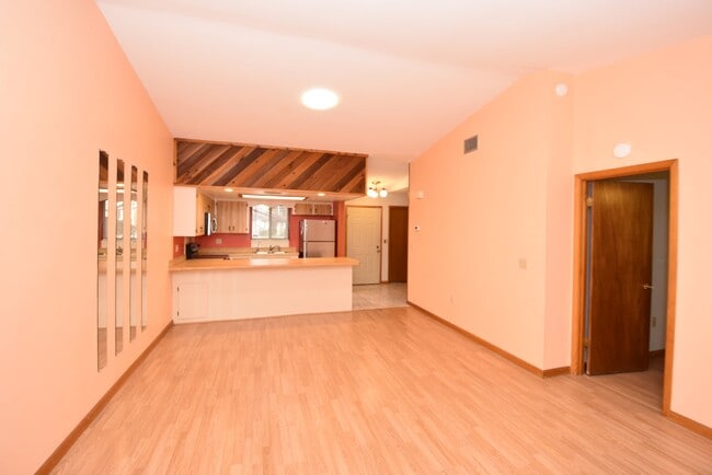 Building Photo - Lovely, 2 bedroom townhome in the Villages...