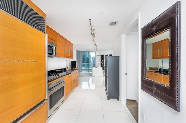 Building Photo - 475 Brickell Ave