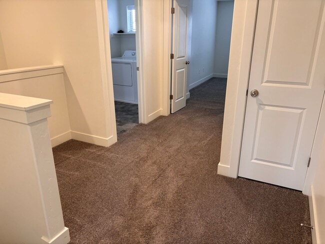 Building Photo - 4 bed | 2 1/2 bath | 2 car garage in Deser...