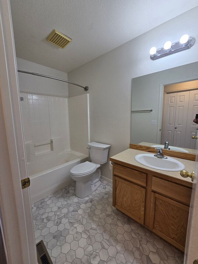 Building Photo - Spacious 4 bedroom home