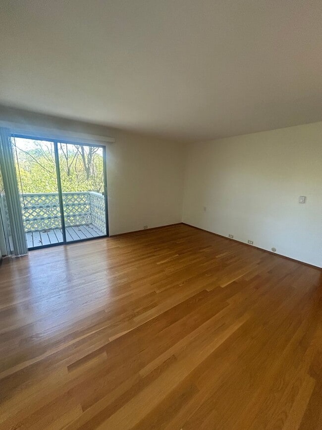 Building Photo - 3 bed, 2 1/2 bath house