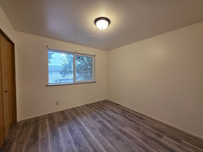 Building Photo - 00136/00137