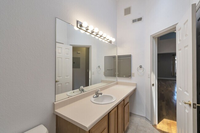 Building Photo - 2BR w/ Attached Garage & Balcony near Downtown Littleton