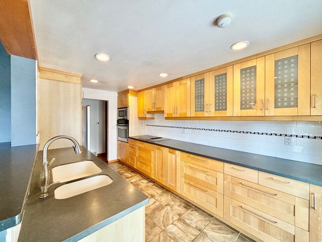 Building Photo - Stunning Mountain View Mid-Century Home in Prestigious Clyde Hill