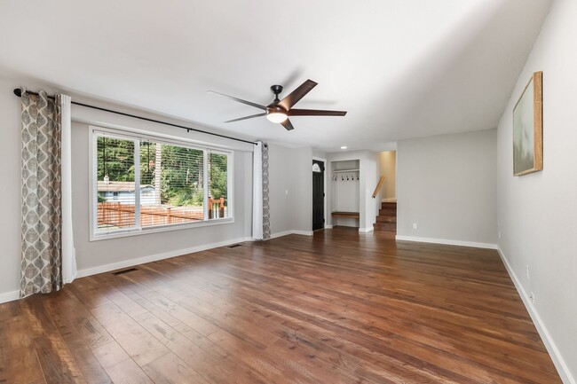 Building Photo - Home with private Long Lake community beac...