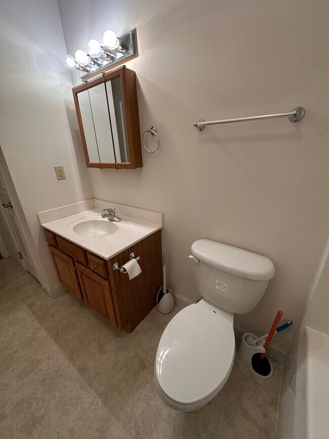 Building Photo - 3 Bedroom / 2 Bath Brick Home Kingsport, TN