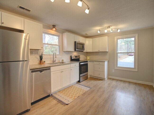 Building Photo - 3 bedroom ranch home with fenced yard!