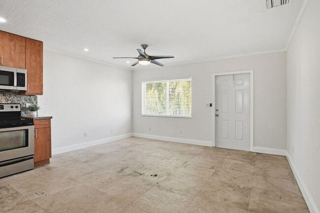 Building Photo - 1900 NE 46th St