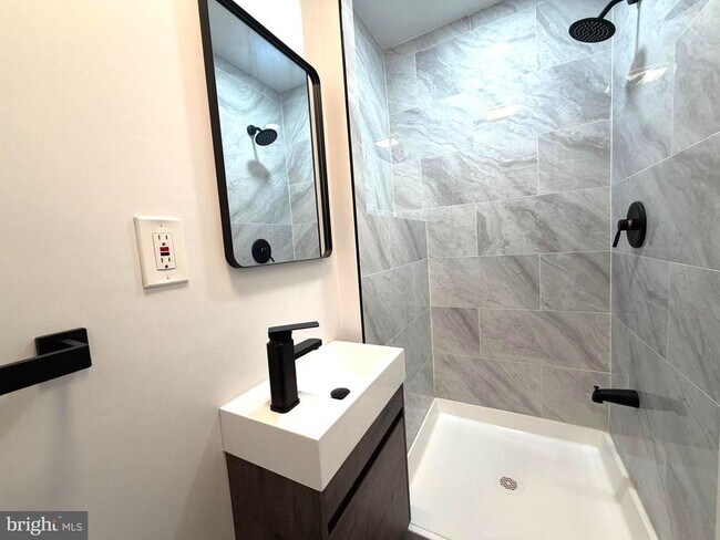 Building Photo - 330 N 2nd St