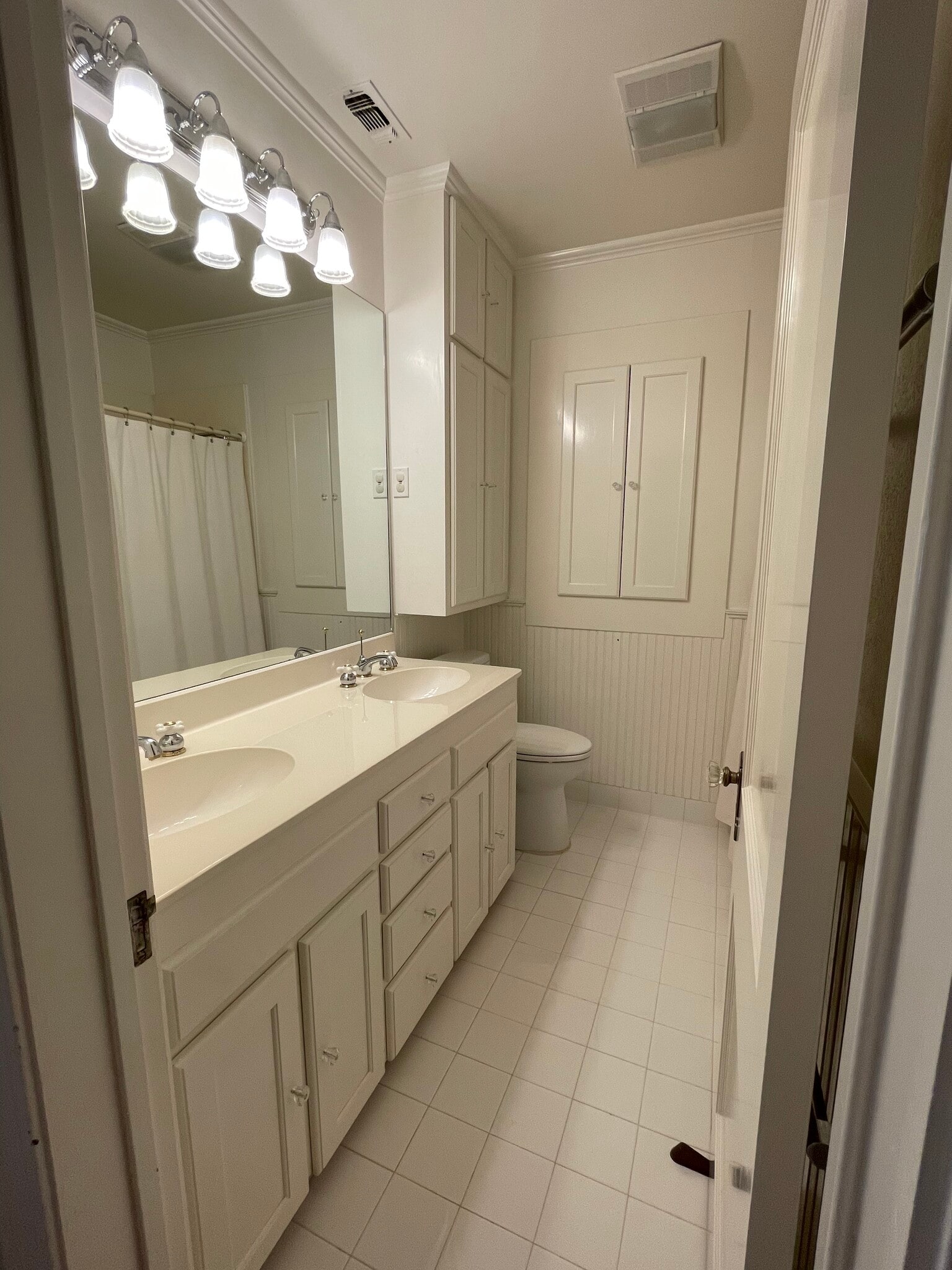 Hall bathroom - 1500 Preston Ave