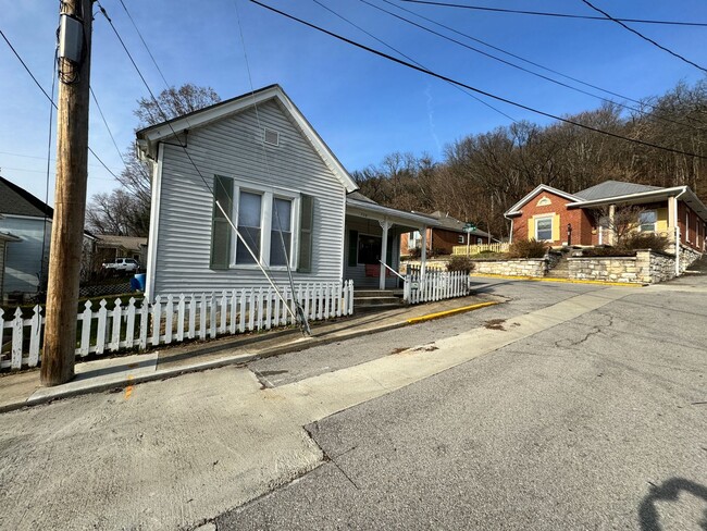 Building Photo - One Bedroom House in Frankfort!