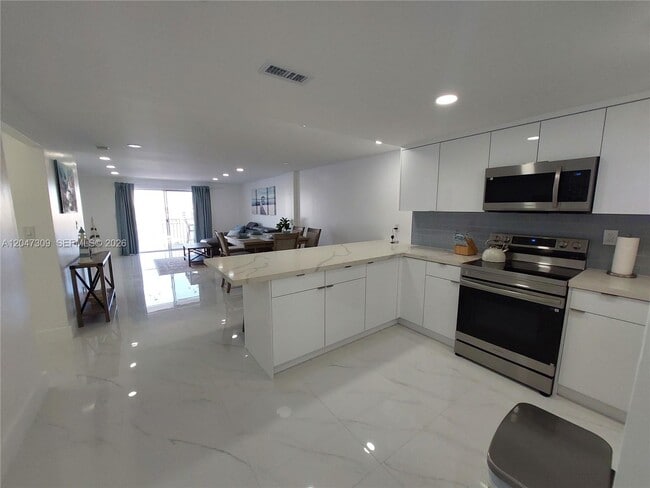 Building Photo - 400 Golden Isles Dr