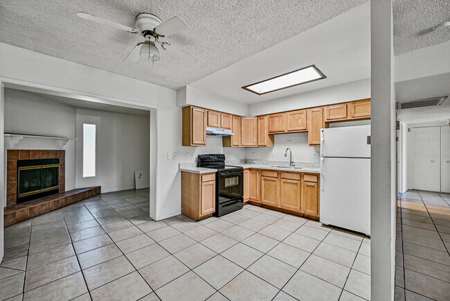 Building Photo - 3 bedroom corner house!!