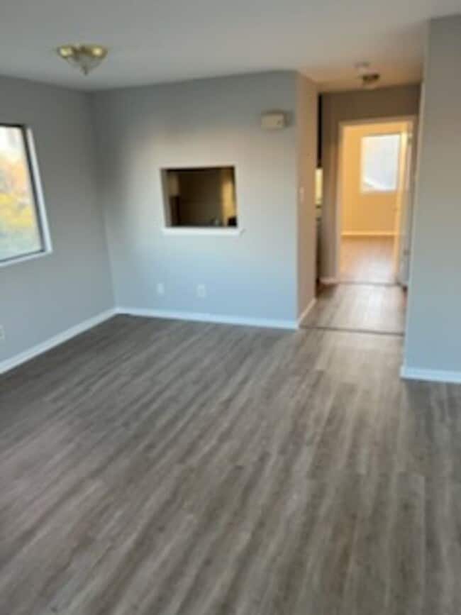 Building Photo - Newly renovated 1 Bedroom Apartment ready for move in!