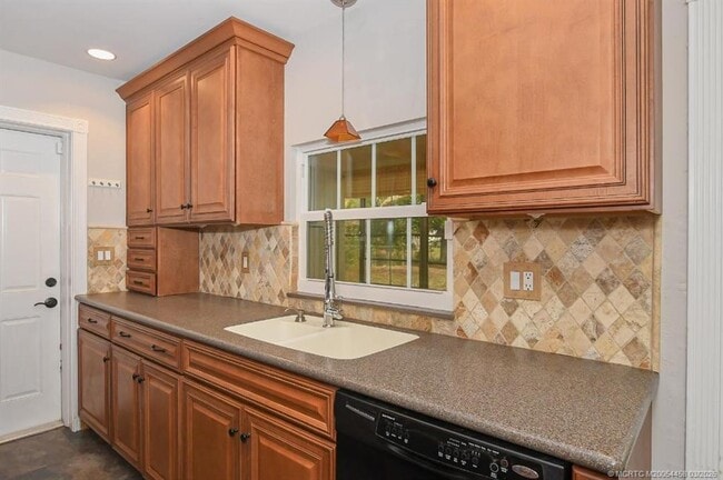 Building Photo - 1365 SW Gastador Ave