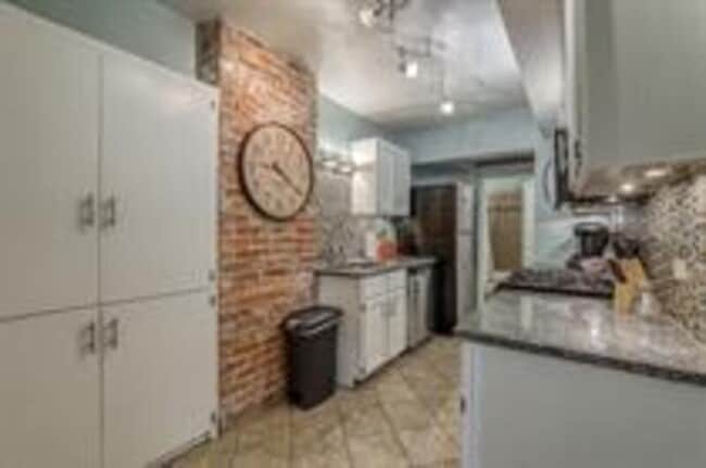 Building Photo - 3402 Gillham Rd